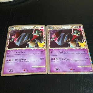 Pokémon 25-årsjubileums pärm - Säljer en Pokémon 25-årsjubileums pärm med texten 'Train On' och Pikachu-logotypen. Perfekt för att samla och skydda dina Pokémon-kort. Pärmen har en vit och gul design med subtila Pokémon-mönster i bakgrunden.