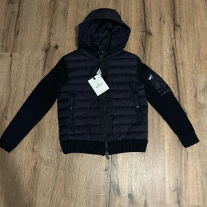 Moncler cardigan navy - Moncler cardigan navy storlek M passar S