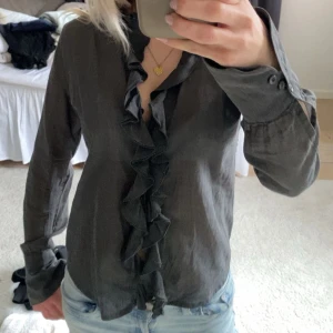 Blus med volanger - Supersnygg blus med volanger, använd fåtal gånger💖💖💖