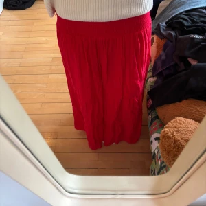 Röd långkjol - Säljer den här somriga långkjolen från Calzedonia❤️❤️❤️ Skriv vid frågor eller fler bilder!!
