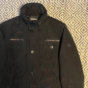 J.LINDEBERG JACKA - Tjena! Säljer nu en J.Lindeberg jacka! | Skick 8/10 mycket bra | Nypris ca 3500kr | Mitt pris 999kr | Kom gärna pm vid frågor eller funderingar! | Postas eller möts upp i Gävle!