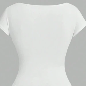 Vit kortärmad topp med öppen rygg - Säljer en stilren vit topp med korta ärmar och en elegant öppen rygg. Perfekt för en chic och minimalistisk look. Passar till både jeans och kjol!