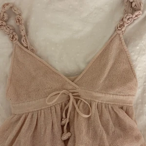 Ljusrosa topp från Zara - Säljer en söt ljusrosa topp från Zara som ej säljs längre. Använd ett par gånger men ändå i fint skick. 