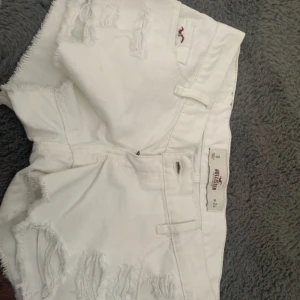 Vita lågmidjade shorts från Hollister - Snygga vita jeansshorts från Hollister med slitna detaljer och fransar. De är lågmidjade ❤️