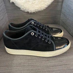 Lanvin skor - Lanvin DBB1 i mörkblå färg. Väldigt fint skick, avgör skicket gärna genom bilderna i annonsen. Sulan är aningen smutsig men inget mer än det. Inga skador som påverkar skornas funktion.  Dojjorna är i storlek 9. ENDAST SKOR, bud från 2299 SEK. Pm vid frågor ;)