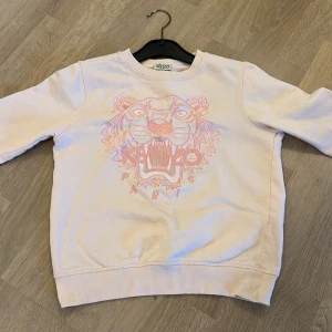 Rosa sweatshirt från Kenzo - Säljer en snygg ljus rosa sweatshirt från Kenzo med det ikoniska tigerhuvudet broderat på framsidan i rosa. Köpt från en annan person från sellpy💕