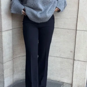 Kostymbyxor från Nelly - Snygga svarta byxor från Nelly med en klassisk design. De är Low waist, skriv prisförslag, aldrig använt dem, helt nya