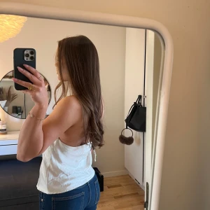 Söt topp - Topp i satin med öppen rygg från Gina Tricot i storlek 36. Knappt använd!