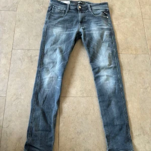 Replay anbass  - Ett par schyssta replay jeans i bra skick. Skön färg och skön fade på jeansen. Jeansen är i storlek 32-32. Tveka inte på att höra av er om ni har några frågor!!