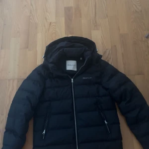 Säljer en Svart dunjacka från GANT för 450kr - Säljer en  svart dunjacka från GANT för 450 kr