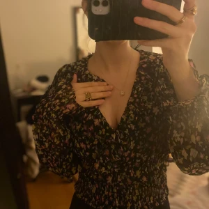 En blus  - En väldigt din blus som passar perfekt till sommarn. Använd 1gång. Pris går alltid att diskutera💕