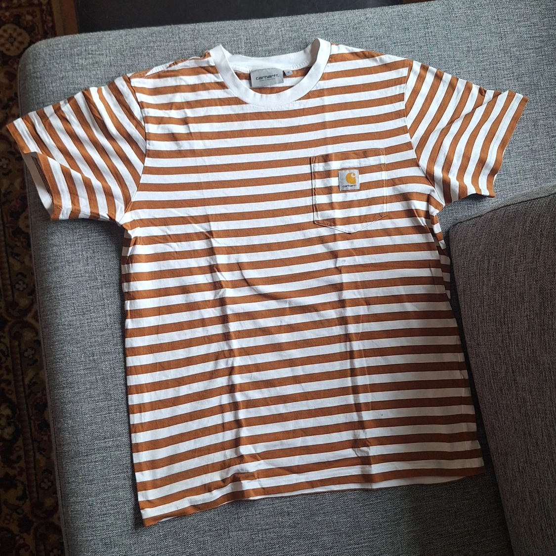 Brun och vit randig t-shirt från Carhartt