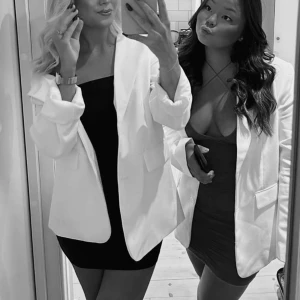 Vit kavaj Gina tricot - Supersnygg vit kavaj/blazer från Gina, oversized Stl S. Använd 1 dag, så väldigt bra skick 🤍