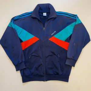 Vintage adidas zip - Marinblå vintage retro Adidas tracksuit zip top, Storlek M, Pris kan diskuteras, Mycket bra skick endast några små fläckar som syns på bilderna men syns inte vid använding och går att tvätta bort med rätt tvättmedel, Skriv vid minsta fråga eller fundering🤝💯