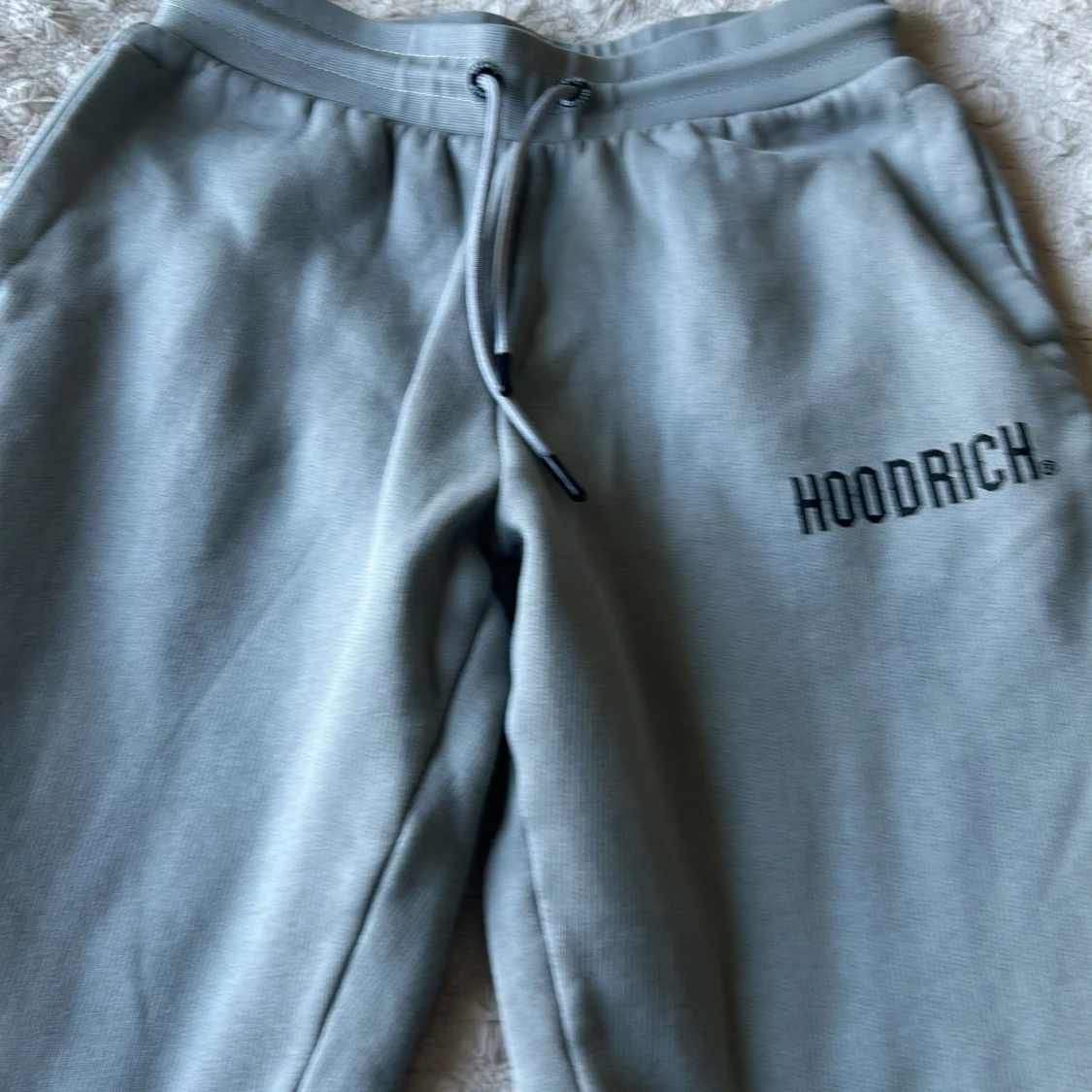 Grå hoodrich mjukis byxor  - 4