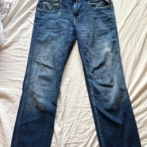 Blå jeans från Replay - Snygga blå jeans från Replay, modell Anbass. De har en slim fit passform och klassisk femficksdesign. Perfekta för en stilren look.