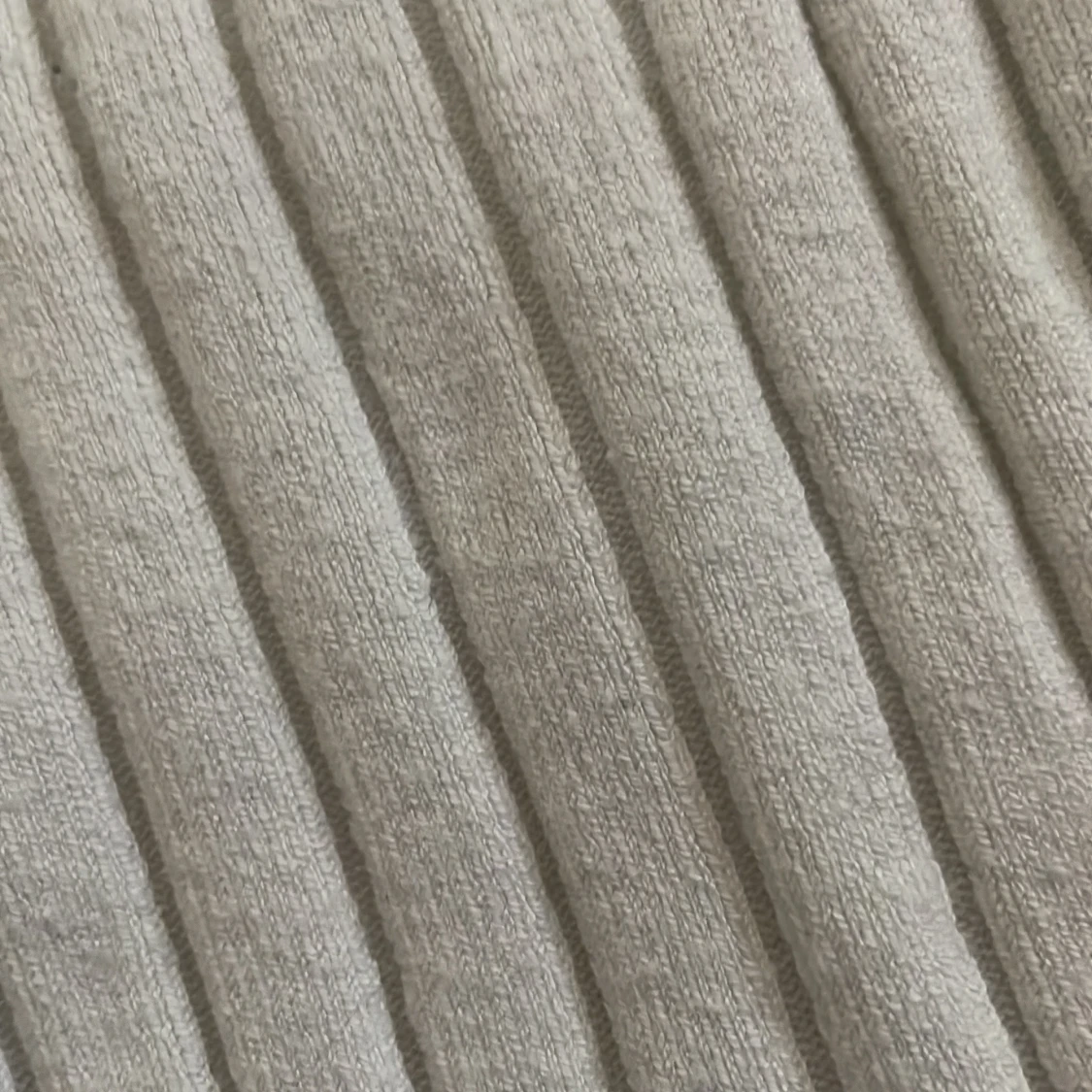 Vit ribbad linnetopp från Divided - 3