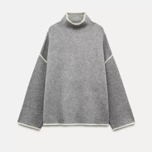 Snygg stickad tröja  - Stickad tröja från Zara. Jättefin inte använd mycket alls! Kan skicka egna bilder om du vill🥰går ner i pris vid snappt köp!