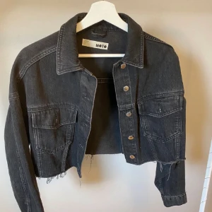 Svart croppad jeansjacka  - Snygg svart croppad jeansjacka från topshop med knappar framtill. Jackan är i nytt skick. 