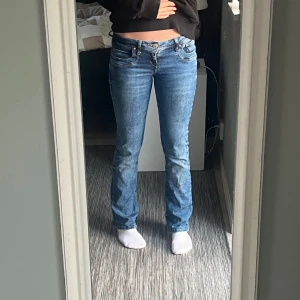 Low Waits ltb jeans  - Blåa ltbl jeans valerie, som knappt är använda 🥰🥰 innerbenslängd 76, midjemåttet rakt över är ca 38