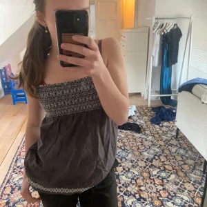 Brun och vit mönstrad linnetopp - Säljer en snygg brun linnetopp med vitt mönster. 