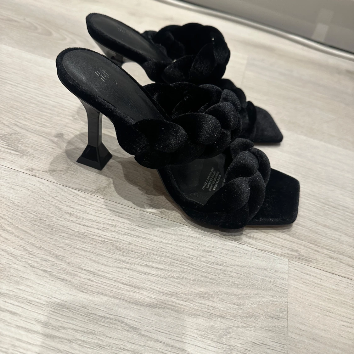 Svarta klackskor med flätad rem från H&M - 1