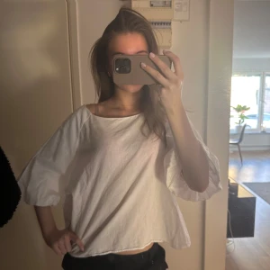 Vit blus - Säljer denna superfina vita blusen ifrån Zara!🤍 Den har en trekvartsärm och supersöt puff i slutet av armarna🫶🏼