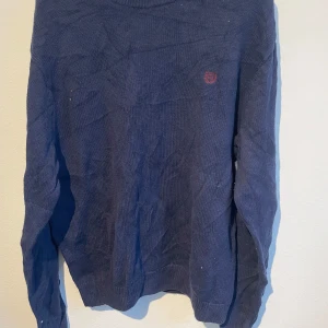 Marinblå stickad tröja - Fin stilren tröja som är använda väldigt fåtal gånger alltså väldigt bra skick, de är bra material. Varan kommer skickas inom 24 timmar från att du köpt plagget📦