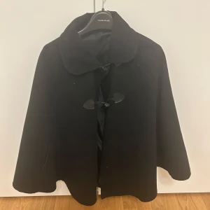 Cape coat - Jätte snygg svart cape coat - ej använd än. Det är storlek M skulle jag säga. 