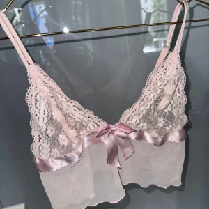 Ljusrosa spets topp med rosett, Strl S - Superfin ljusrosa topp med spets och mesh, dekorerad med en söt satinrosett. Mycket fint skick Storlek S  Snabb frakt ✨