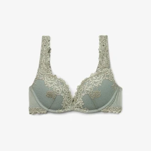 Grön spetsbh från intimissimi - Supersnygg bh i dämpad grön nyans med detaljerad blommig spets över hela kuporna och axelbanden. Mjukt meshmaterial på sidorna och vacker scallopkant nedtill. Perfekt för dig som gillar romantiska vibes och vill ha något extra under outfiten.