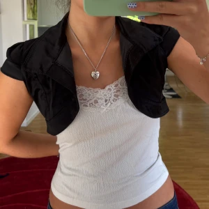 Svart bolero  - Svart kroppad bolero 