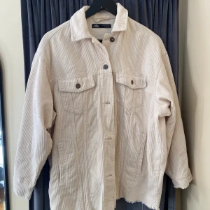 Beige manchesterjacka från Zara - Snygg oversized manchesterjacka från Zara i beige. Jackan har några fläckar som borde gå bort i tvätten. Se bilderna. 