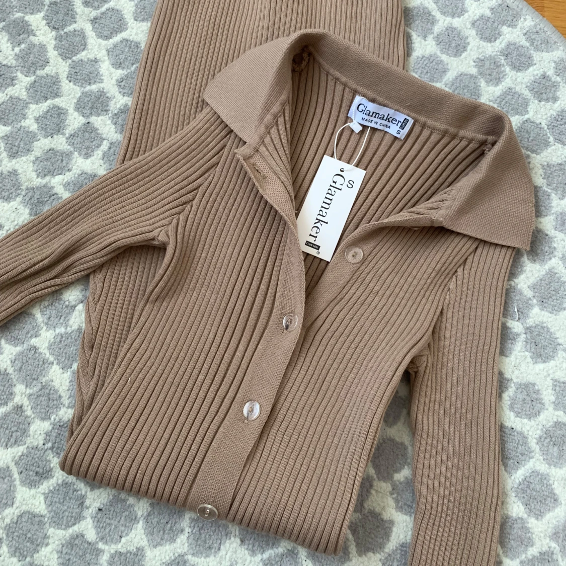 Beige ribbad klänning från Glamaker - 2