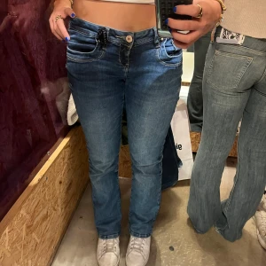 Blåa ltb valerie jeans - Säljer mina blåa ltb valerie jeans eftersom de inte kommer till användning längre. De har en liten defekt vid insidan av benet som lätt går att sy ihop. De är i strl 26/30 vilket motsvarar  S/34. 