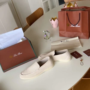 Loro piana summer walks - Hej har nu bestämt mig för att sälja mina Loro piana summer walks. Sicket på skorna är väldigt bra nästan nysick. Storleken är 43 men passar 44. Om ni hat några frågor så är det bara att skriva till mig.