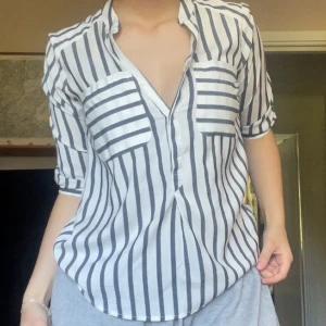 Randig skjorta - Snygg och stilren skjorta med randigt motiv från Vero Moda. Perfekt till sommaren, samt lite mer business-casual tillfällen. Står XS men passar även som S-M.