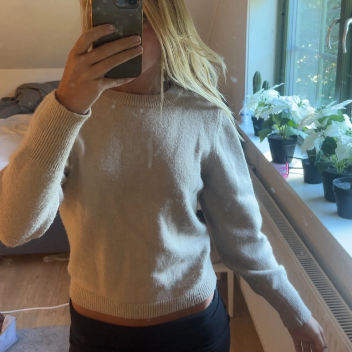 Beige stickad tröja med rund hals