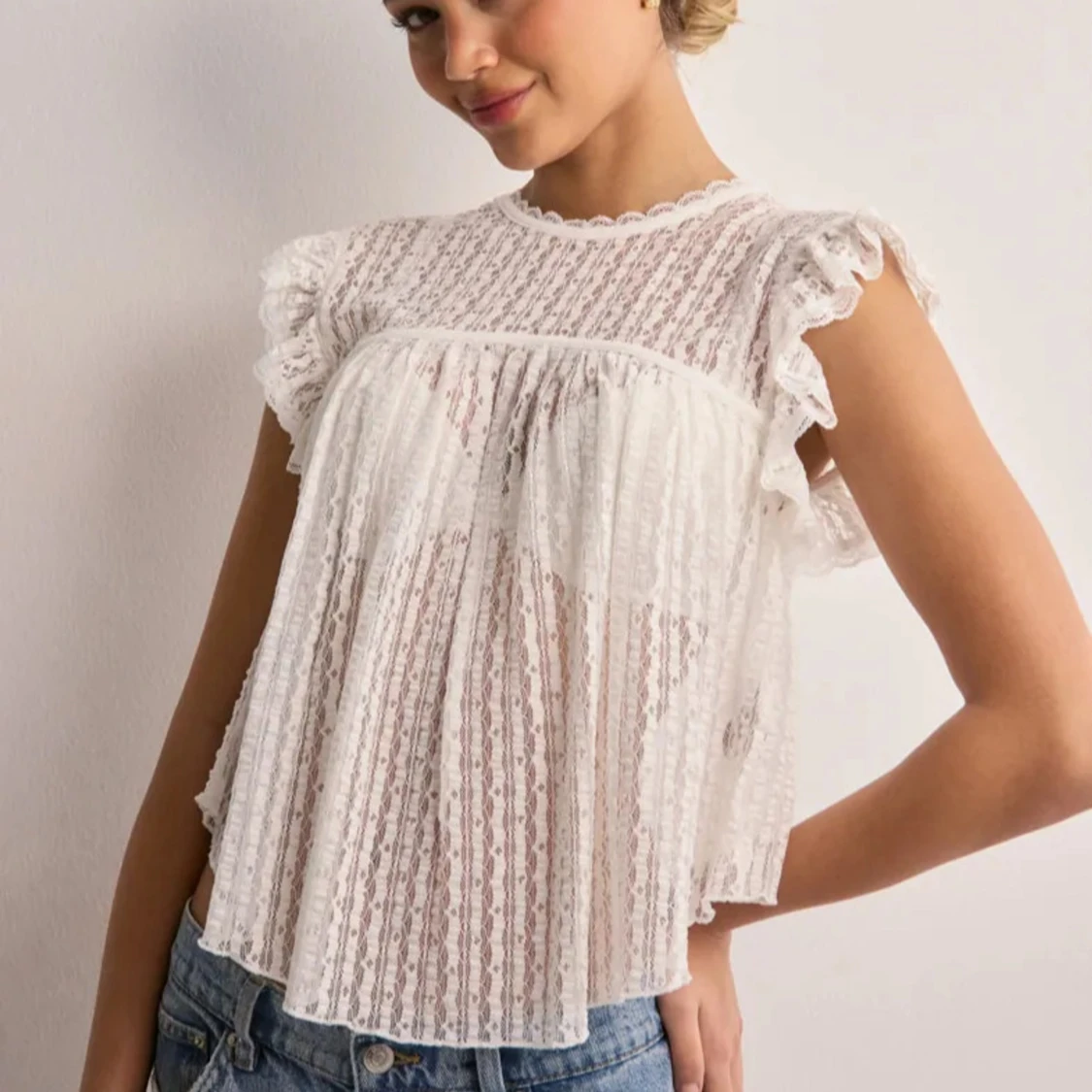 Vit spetsblus med volangärmar