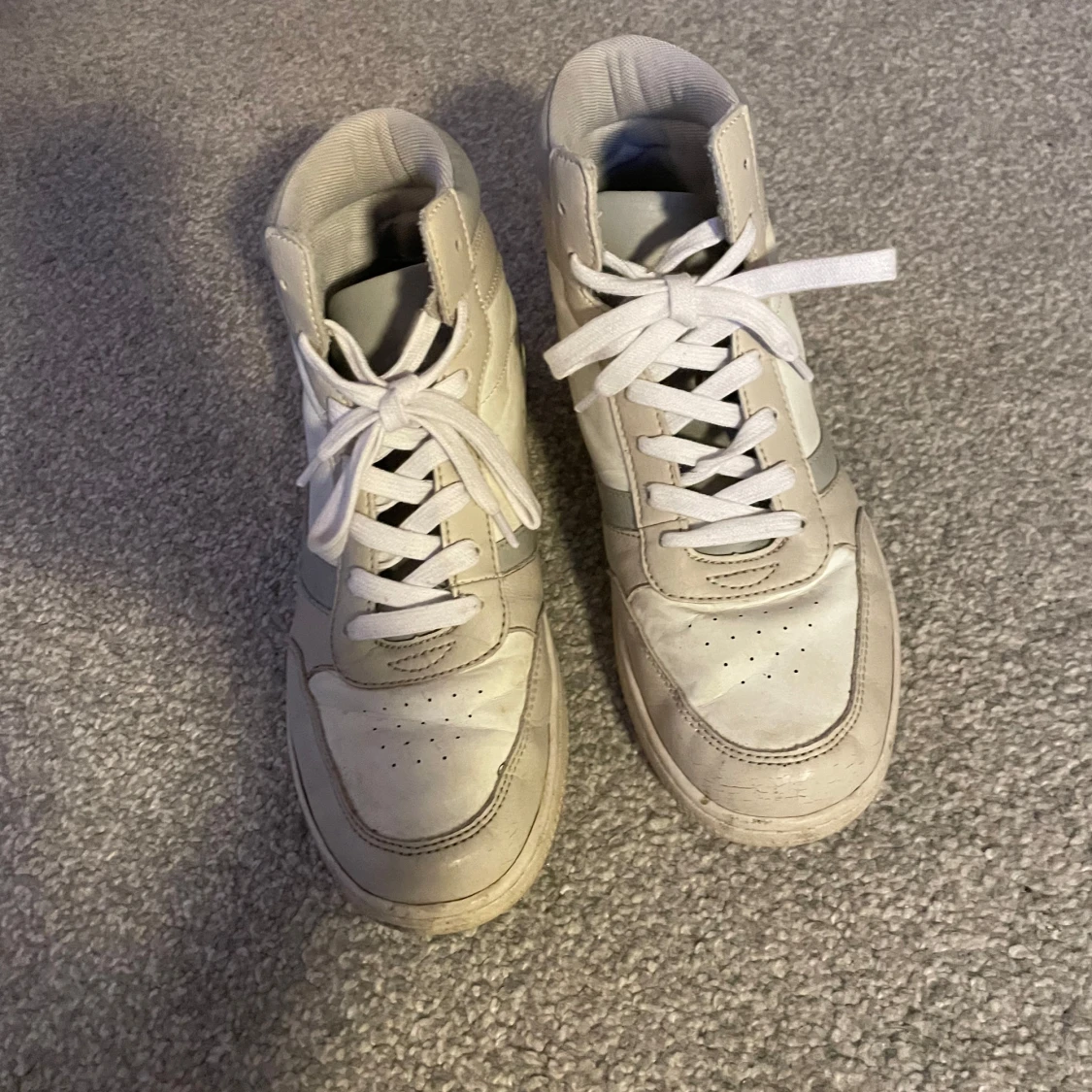 Vita high top sneakers med snörning