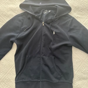 Blå hoodie från Polo Ralph Lauren - Äkta polo Ralph Lauren zip hoodie. Köpt för ca 2000