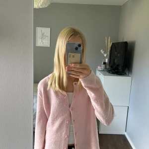 Ljusrosa kofta - Ljus rosa kofta. Lite nopprig. Skriv för fler bilder💕