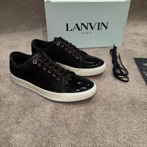 Lanvin Captoe  - Hej! Säljer nu dessa väldigt populära och eftertraktade lanvin skorna! Storlek UK 10 vilket motsvarar 44-45 i EU storlek!  Skick 8/10, skorna är målade med skokräm, inget OG medföljer vid köp, Ny pris= 5000 kr Säljs för= 2599 kr! Kvitto finns 