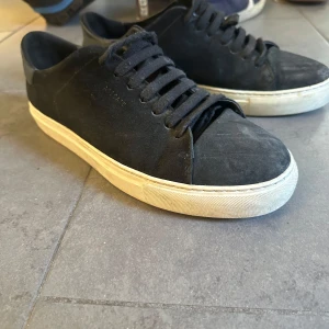 Svarta sneakers från Axel Arigato - Ett par asfeta arigatos, har inte kommit till andvändning säljer de nu. Inte andvända jättemycket och inga defekter (kan behöva tvättas). Skriv för mer bilder/frågor!🍾🍾