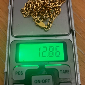 Halsband i äkta silver. - Guldfärgad halsband i äkta silver, helt ny och nästan oanvänd. 45cm lång.