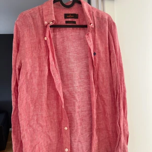 Rosa Morris Linne skjorta  - Rosa Morris skjorta i storlek XS, bara använt den ett par gånger så den är fel fri, priset kan vara diskuteras vid snabb affär