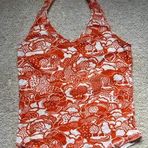 Vintage topp - Säljer en unik vintage topp! Snygg urringning och öppen rygg. Mellan S/M i storleken. Skriv vid fler frågor🥰Går att diskutera pris!