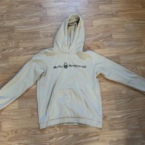 Beige hoodie från Sail Racing - Säljer en Snygg beige hoodie från Sail Racing i storlek 160 knappt använd alls