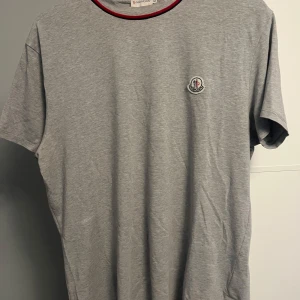 Moncler T-shirt  - Elegant monca Tisha, stolek xl men passar l/m.            Äkta✅. Låga priset därav jag behöver pengar snabbt till Clash!