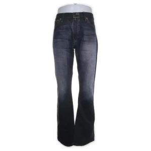Levi's 517 bootcut jeans mörkblå - Snygga Levi's 517 jeans i mörkblå tvätt med cool faded effekt. Bootcut-modell som ger en schysst siluett och retrovibe. Klassisk femficksdesign, knapp och dragkedja fram. Tillverkade i 100% bomull för skön känsla och bra passform.